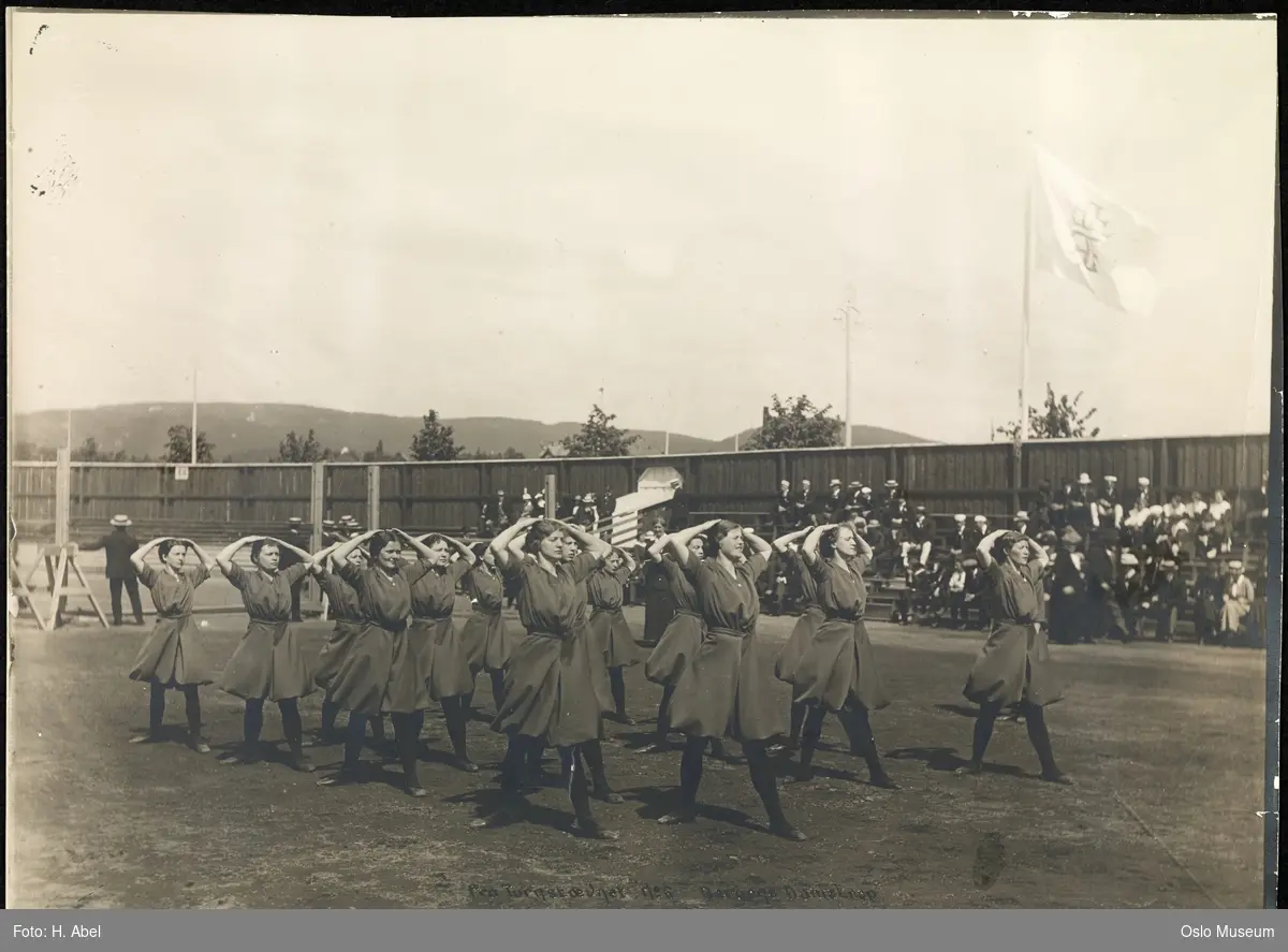 Jubileumsutstillingen 1914, Frogner stadion, turnoppvisning, kvinner, Bergens Dametrupp, publikum