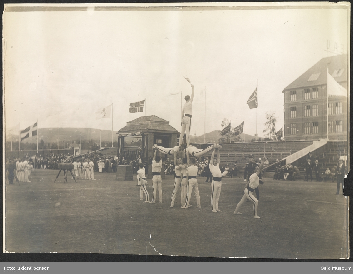 Jubileumsutstillingen 1914, Frogner stadion, turnoppvisning, menn, publikum, kongetribune, flagg, fabrikkbygning, Elektrisk Bureau