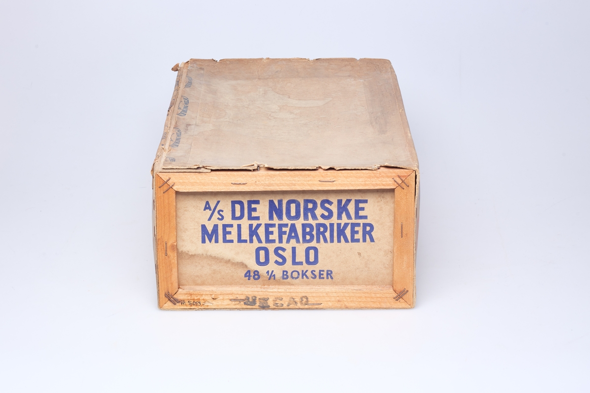 Pappkasse på treramme for frakt av bokser med Viking melk. Kassen har et liggende lokk som overlapper en kant langs langsiden.