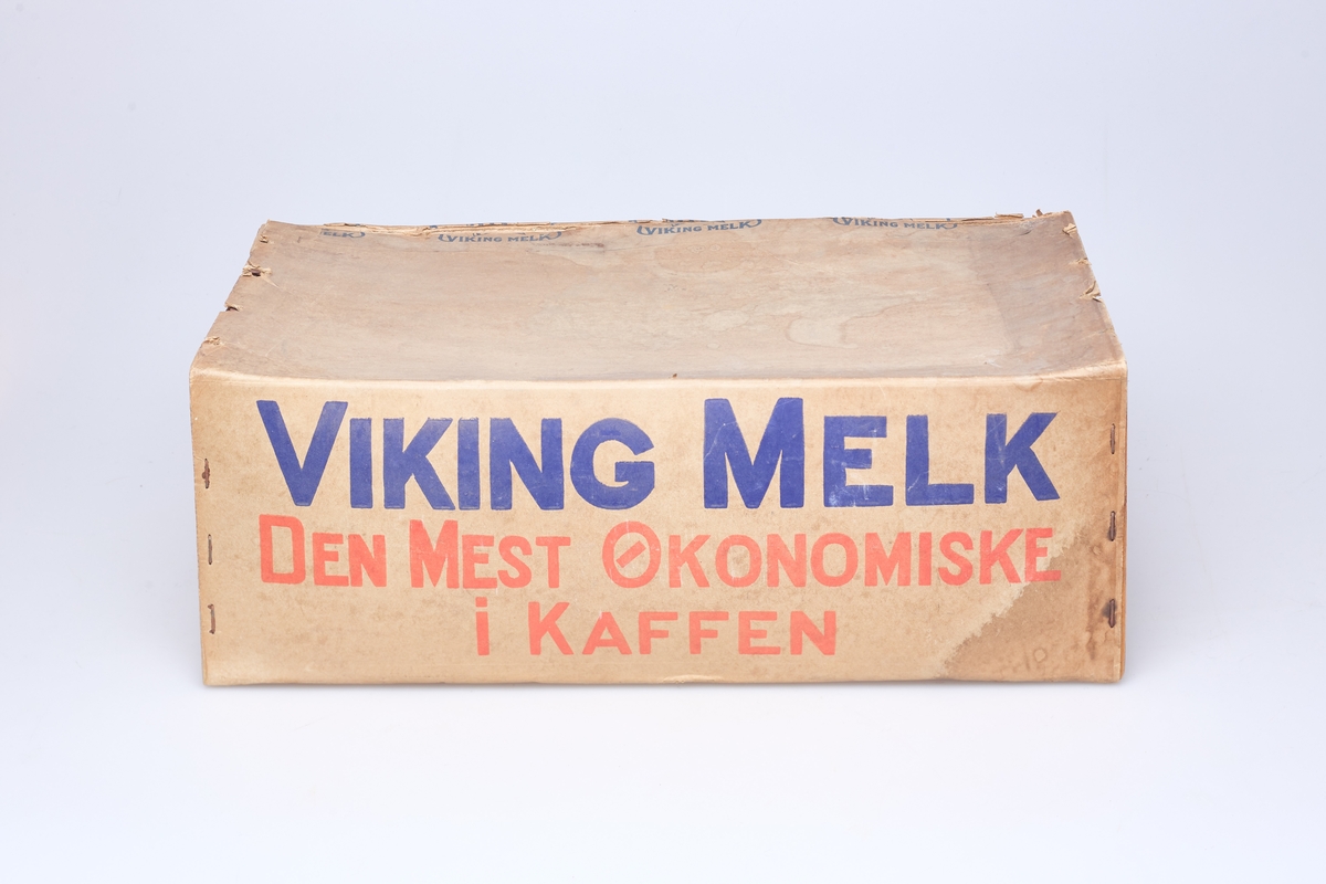 Pappkasse på treramme for frakt av bokser med Viking melk. Kassen har et liggende lokk som overlapper en kant langs langsiden.