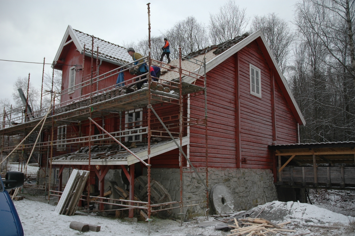 Tømmerbygning i tre etasjer. Rødmalt med teglstenstak. Rekonstruert vasshjul, renne og flishøvel.