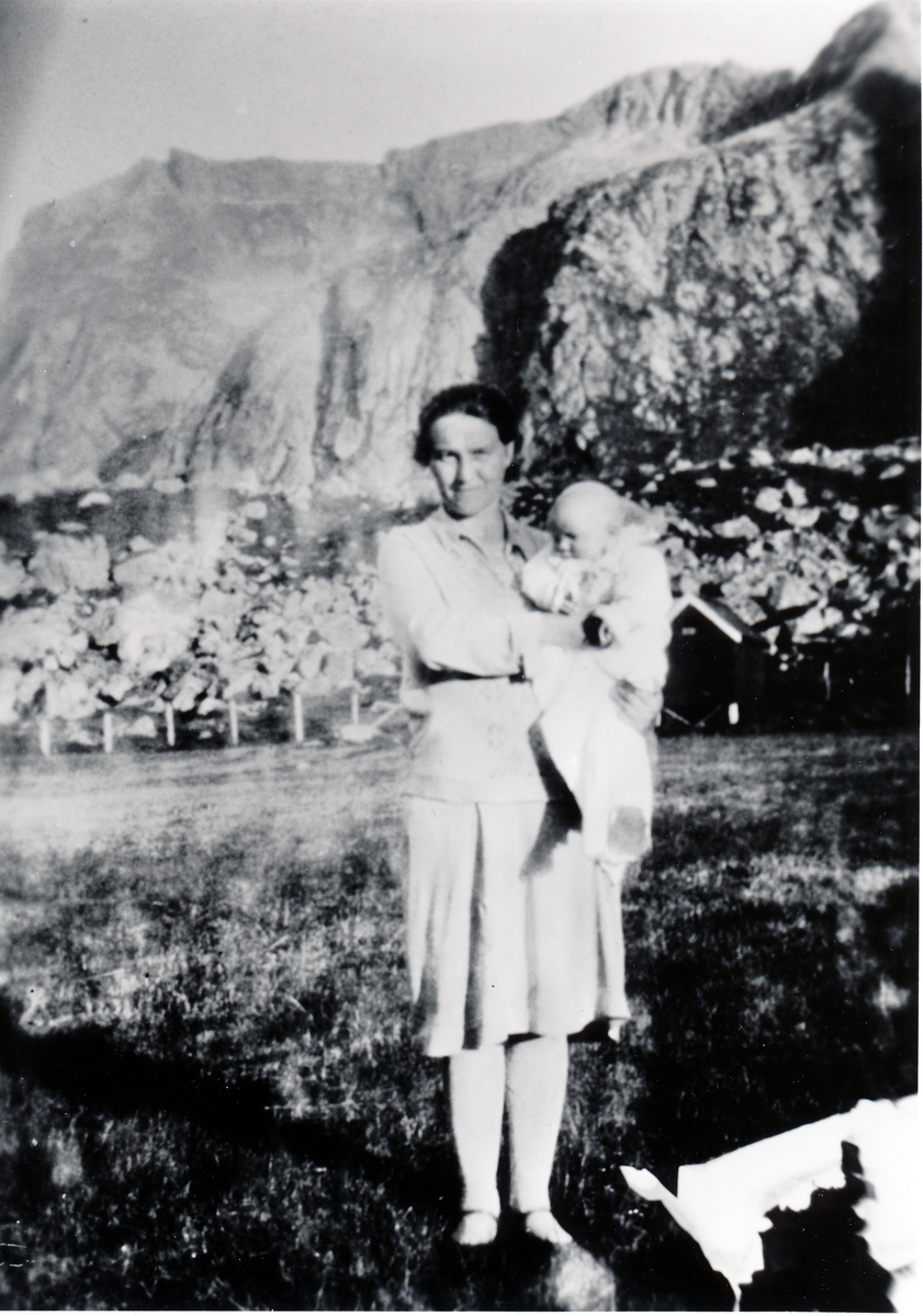 Signe Jensen f. 1899 med det første barnet Signe Marie. Torsken 1930