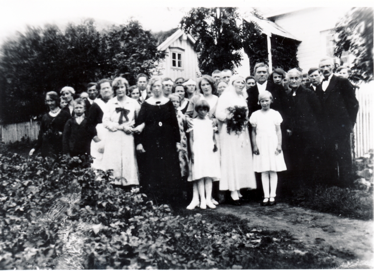 Brudeparet Johan Wilsgård f.1871 i Kongsnes og Agnes Dahl Johansen f 1883 i Torsken. Torsken 1932