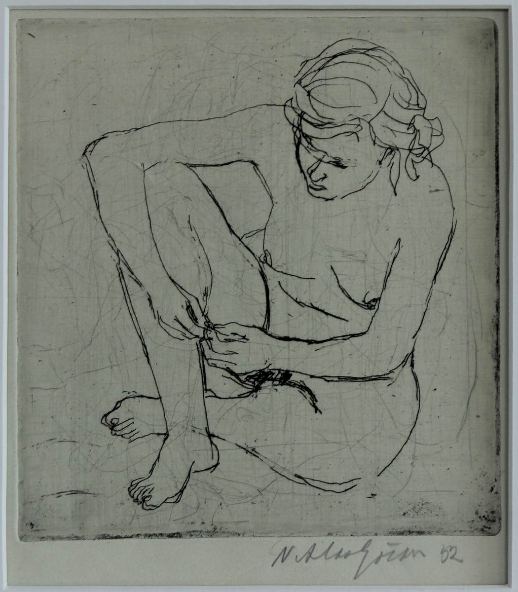 Etsning i stående format föreställande naken kvinna sittande med armen om ena benet, blicken ned.