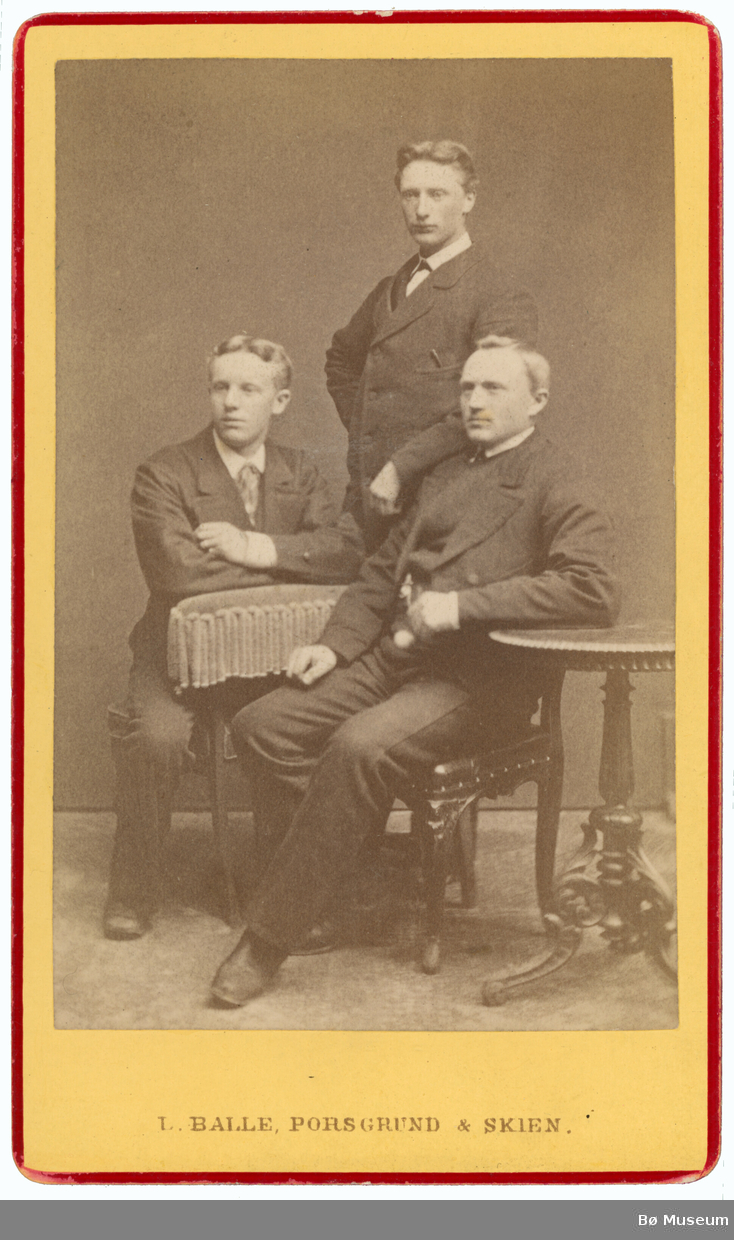 Portrettfoto av tre menn