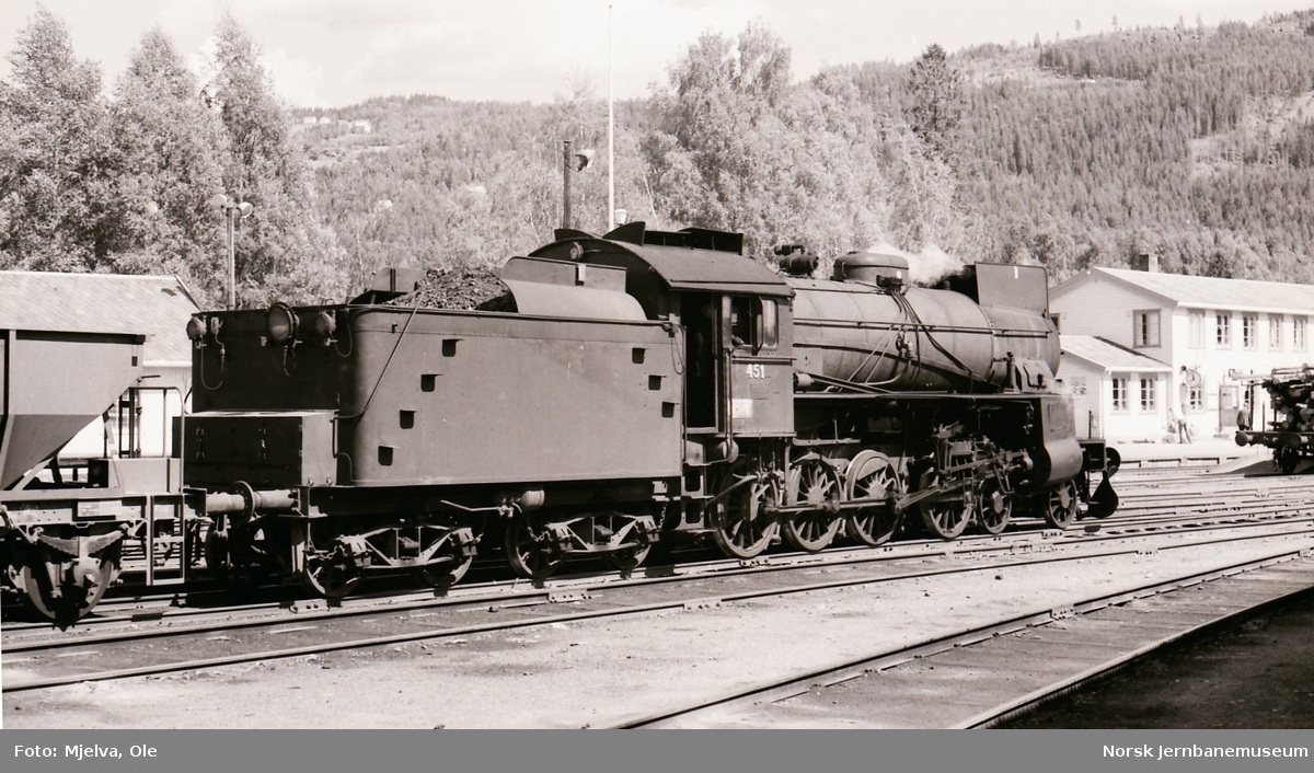Damplokomotiv type 31b nr. 451 med grustog på Dokka stasjon