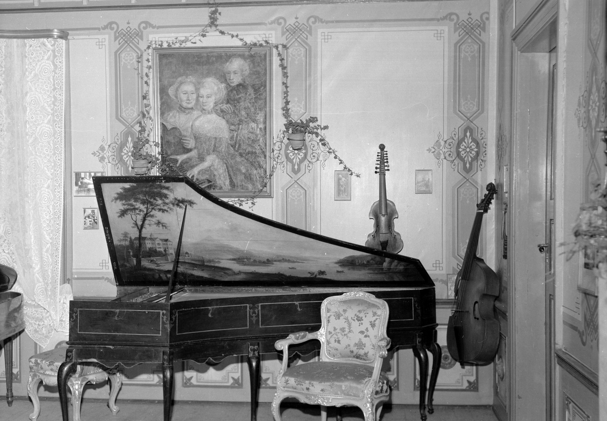 Finn Audun Oftedal og fru Victoria Bachke i Mozart-rommet på Ringve museum