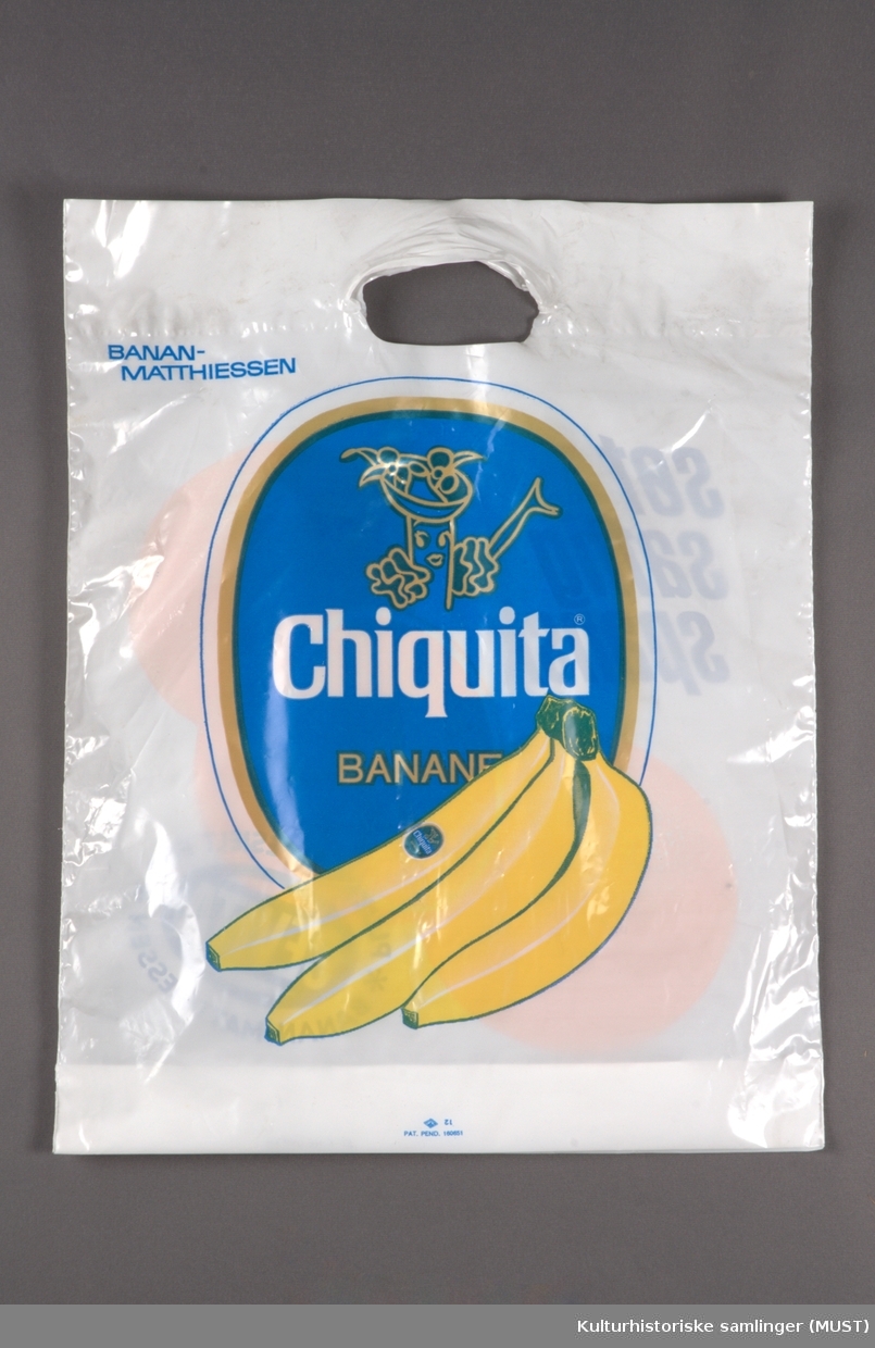 Pose av hvit plast. Ene siden dekorert med oval blå og gullfarget Chiquita-logo og en klase bananer. Andre siden viser tre oransje appelsiner og blå tekst.