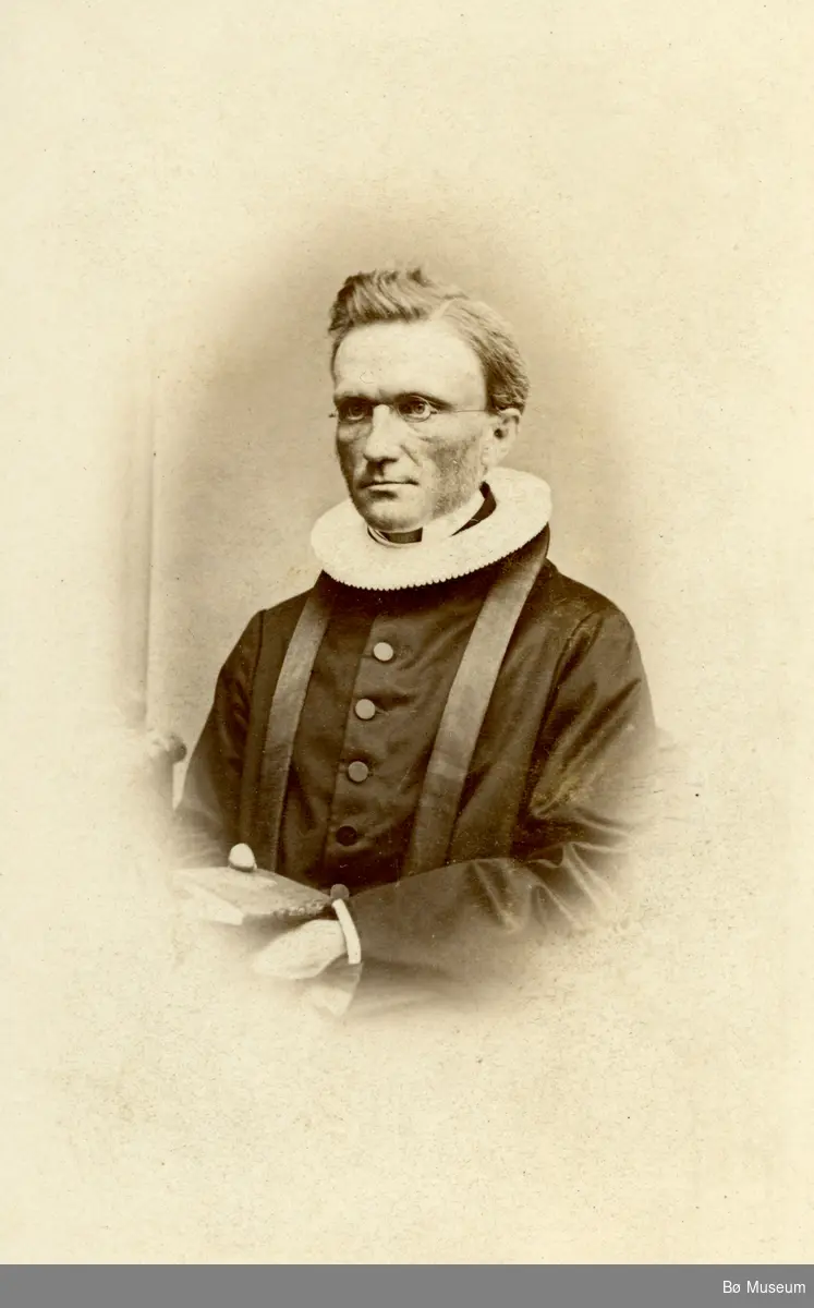 Portrettfoto av presten Ugland