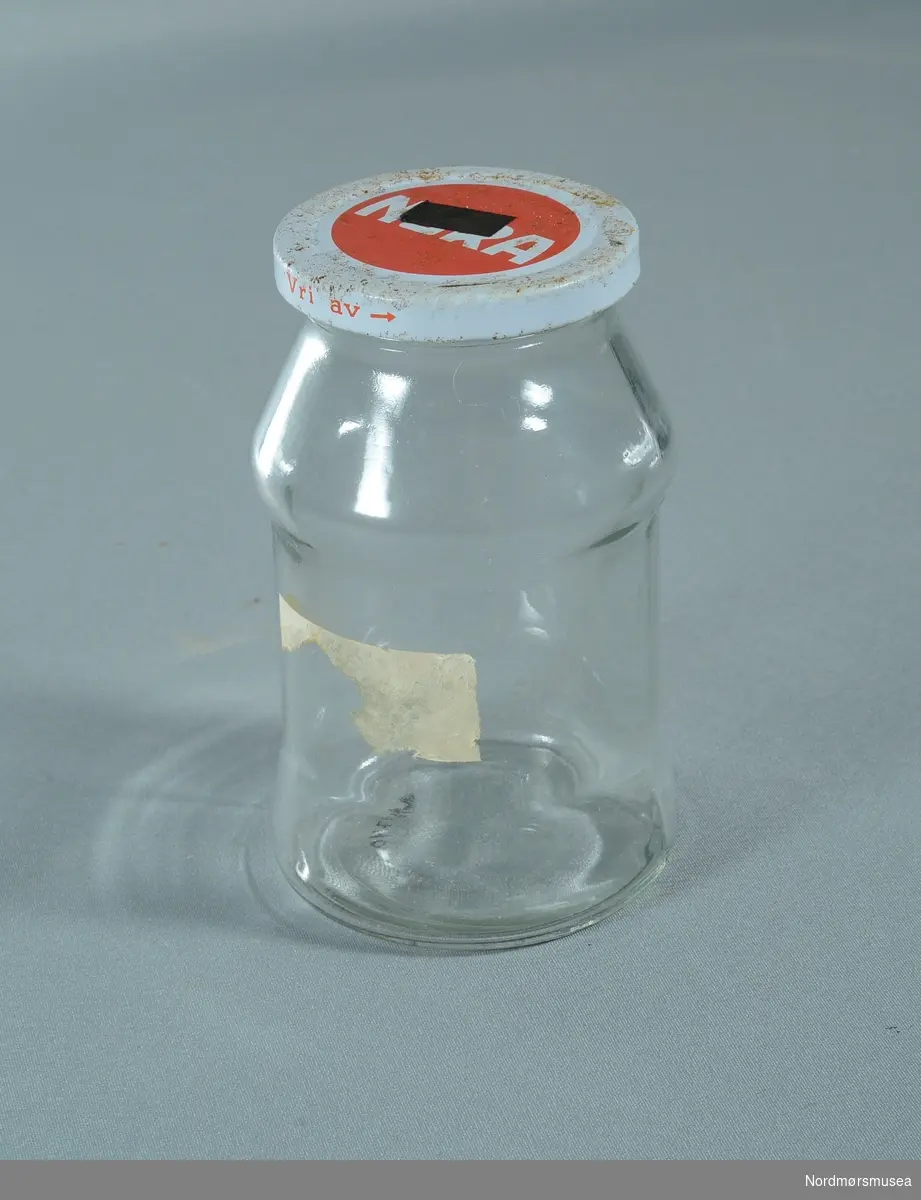Rundt sylinderformet glass som smalner til på toppen.