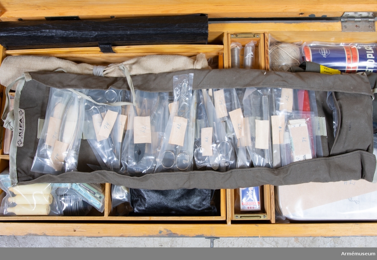 Veterinärkista innehållande bland annat bandage, gips, diverse instrument, handdukar, blanketter mm. Innehållet i kistan är komplett och många delar är förslutna i plastförpackningar märkta "värnpliktigförpackad 4/10-74".