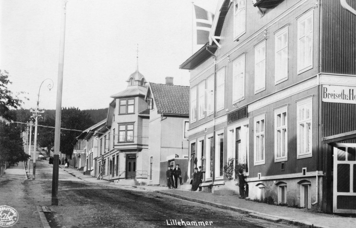 Repro: Gatebilde fra Jernbanegata, Lilllehammer, med Breiseth Hotel og Apoteket