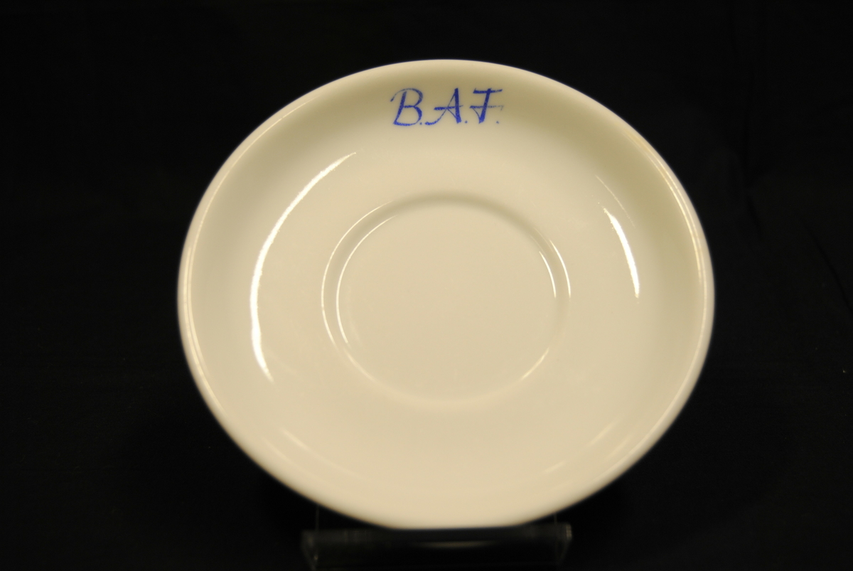 Tre runde kaffeskåler av hvitt porselen med påskrift i blått: "B.A.F".
