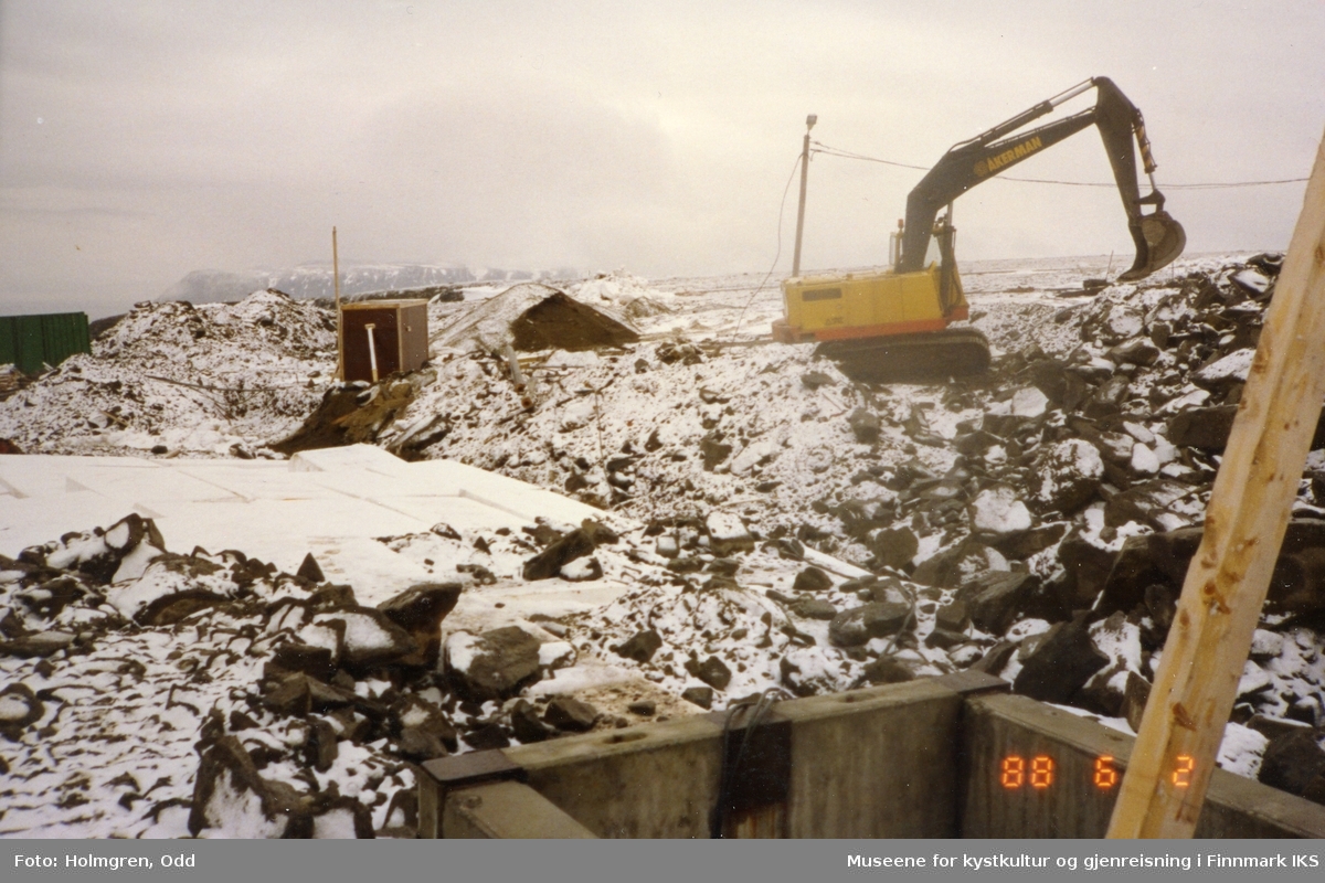 Nordkapp. Prosjekt "Nordkapp 1990". Utbygging av Nordkapphallen. På bilde byggearbeid bak hallen. 02.06.1988.