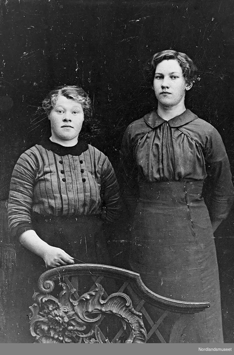 Portrett av to damer. Fra venstre: Claudia Mathisen og Marie Sletteng med mørkt skjørt og mørk bluse.