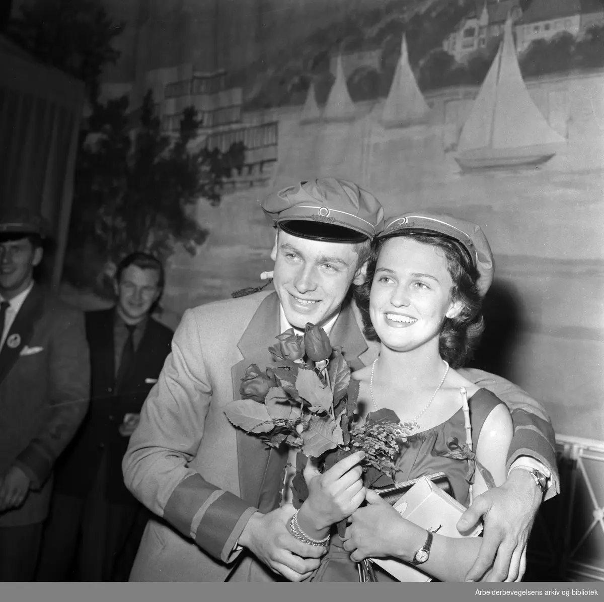 Årets russeprinsesse Nina Svendsen kåret på restaurant Regnbuen, 21. Mai 1958. Med russepresident Per Musæus.
