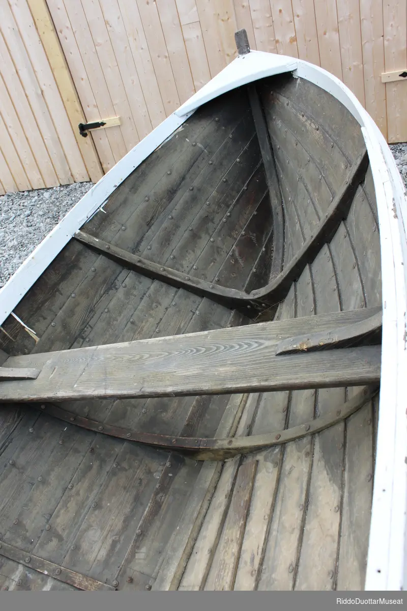 Klinkebygget trebåt med tverr hekk (Speil). Bygget for utenbordsmotor, men er en kombinasjon av en robåt og en motorbåt. Uansett, med eller uten motor, hadde man alltid årer i båten, også i denne båten er det fester for åregafler. 
Båten har tre høvlede tofter. Alle tofter er festet med tofteknekter som stabiliserer konstruksjonen. Konstruksjonen består ellers av smale tverrstivere og lette botenband. Dette gjør båten lett.
Den har 7 bordganger pluss snerting, fenderlist (langise) og esing. I akterspeilet er et nedfelt parti der motoren festes. Nedfellingen gjør at propellen  stikker dypere i vannet.         