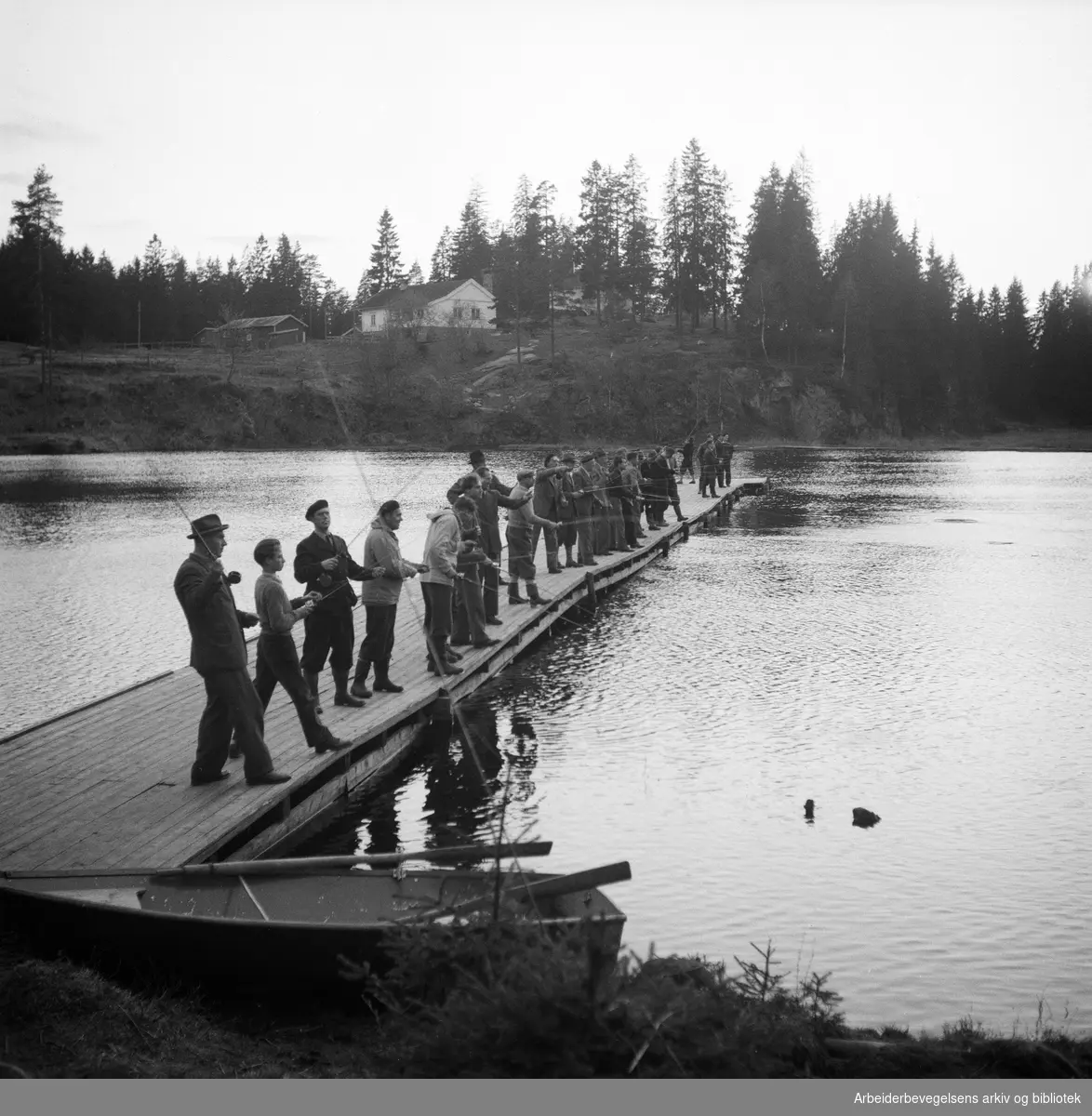 Arbeidernes Jeger- og Fiskerforening trener stangfiske ved Trollvannet i Lillomarka. Juni 1950.