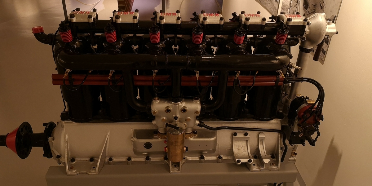 Stempelmotor med 6 sylindre, 23 liter, 230Hk, 1400 rpm, vekt 300 kg. 
