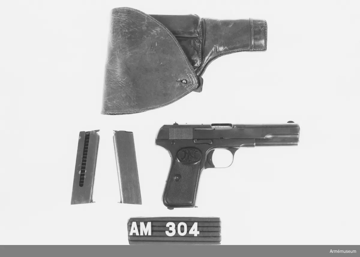 Fodral och två magasin till pistol m/1907 system Browning.
Pistolfodralet något malätet.
