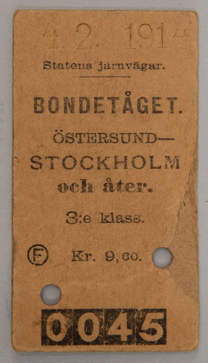 En 3:e klassbiljett med Statens Järnvägar till det s k Bondetåget daterad den 4.2.1914, Östersund-Stockholm och åter.
Biljetten är av edmondsonsk typ, gjord av kartong, rektangulär och beige/gulvit med svart tryckt text:
"Statens järnvägar
Bondetåget
Östersund-Stockholm
och åter.
3:e klass.
Kr. 9,60."

Biljettens serienummer är 0045. Den är klippt med två hål av konduktör, och har datumet 4.2.1914 instansat upptill. Baksidan har ingen text.