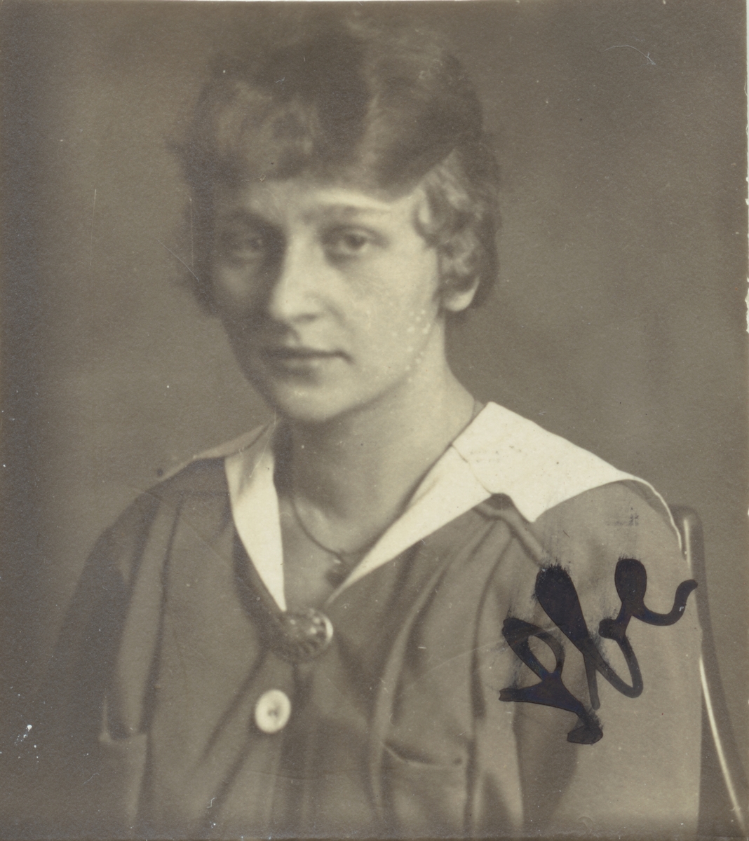 Ingeborg Persson (Ibe)). Ur album Kurskamrater som delade ljuvt och lett, på Telegrafkursen i Stockholm 1920.