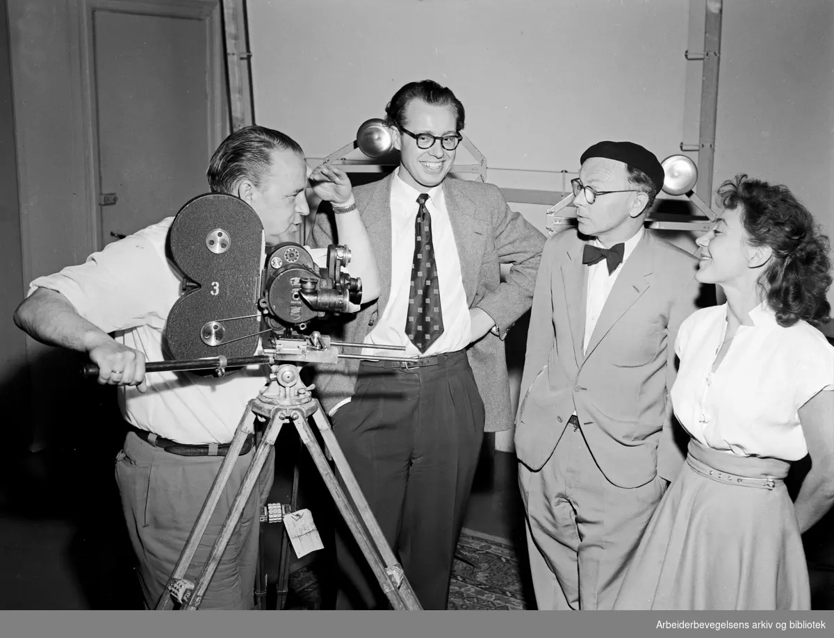 Fra innspillingen av spillefilmen Trost i taklampa. Fra venstre: Alf Prøysen, Erik Borge, Odd Bang-Hansen og Grethe Nordrå. Juni 1954.