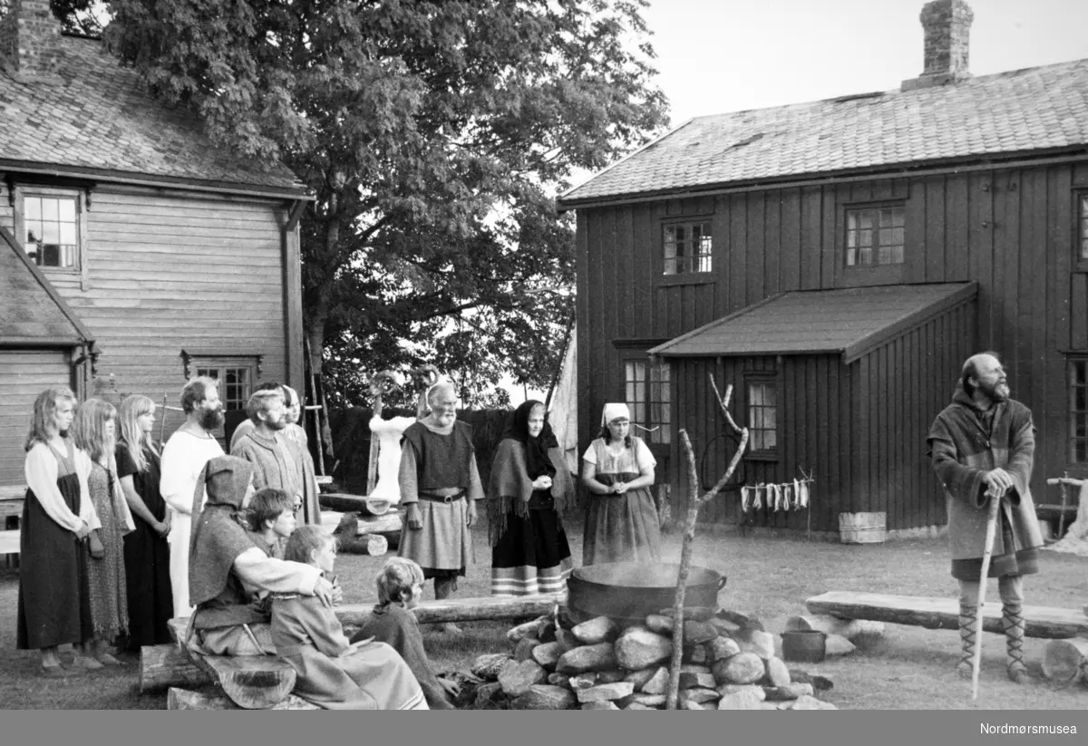 Gurispelet. Tunet på Edøy gard. Bildet er fra avisa Tidens Krav sitt arkiv i tidsrommet 1970-1994. Nå i Nordmøre museums fotosamling.