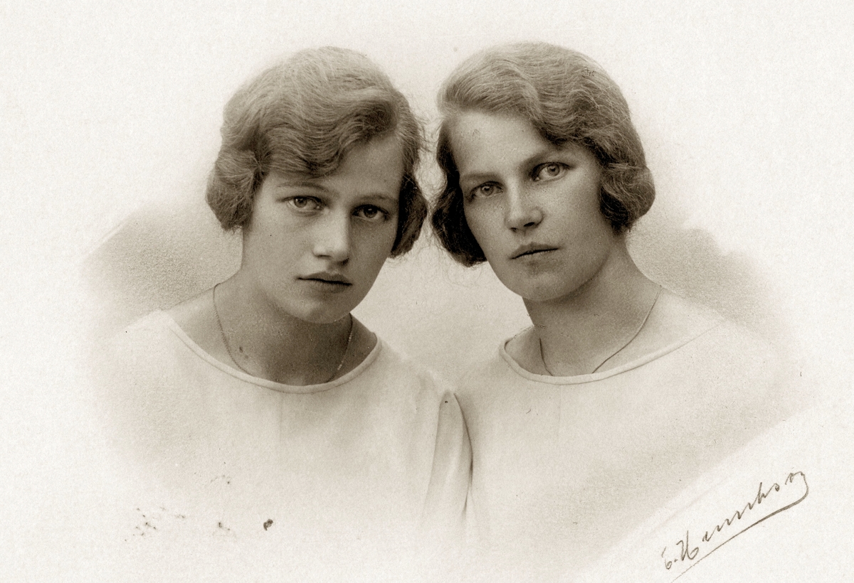 Ateljéporträtt av systrarna Gustafsson, Kållered Stom 1:3 "Nygård", okänt årtal. Astrid (1907 - 1994, gift Jägerström, Råda) och Ingeborg (1901 - 1987 i Kållered, gift Johansson). Döttrar till Johan och Karolina Gustafsson, "Nygård".