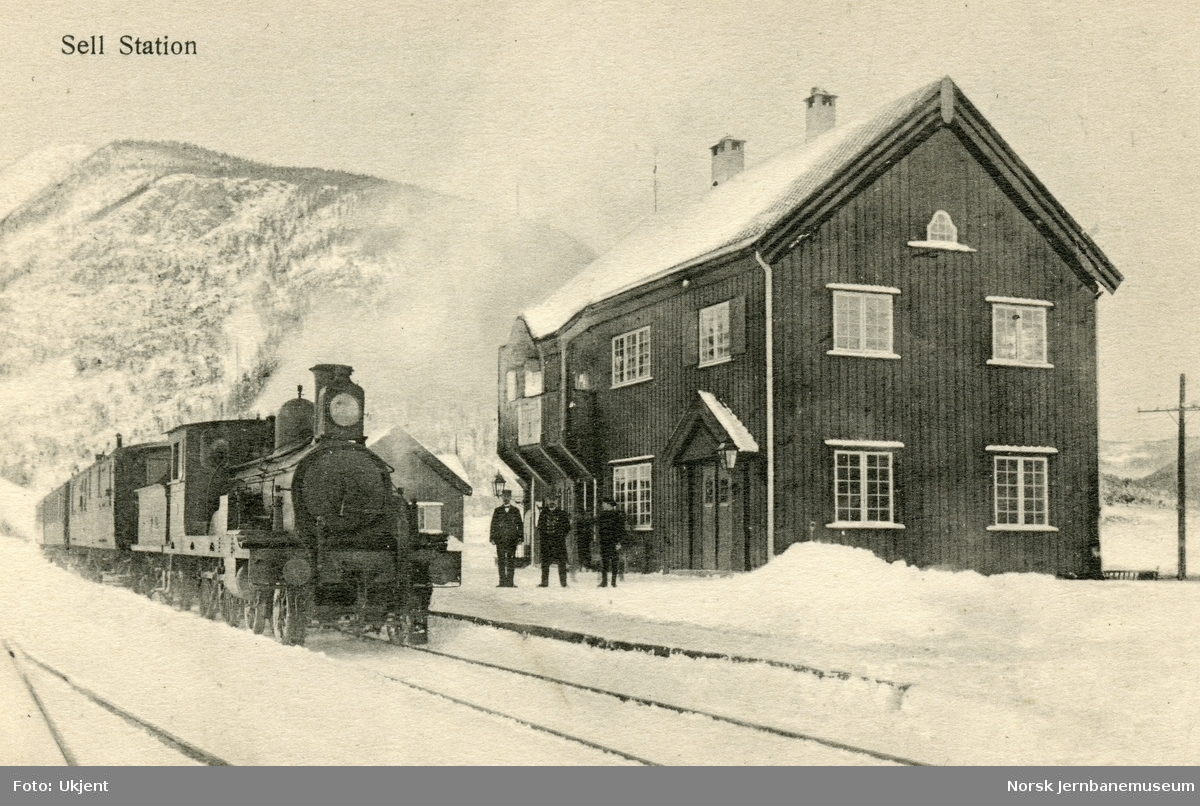 Persontog med damplokomotiv type 13a, sannsynligvis nr. 73, på Sel (Sell) stasjon