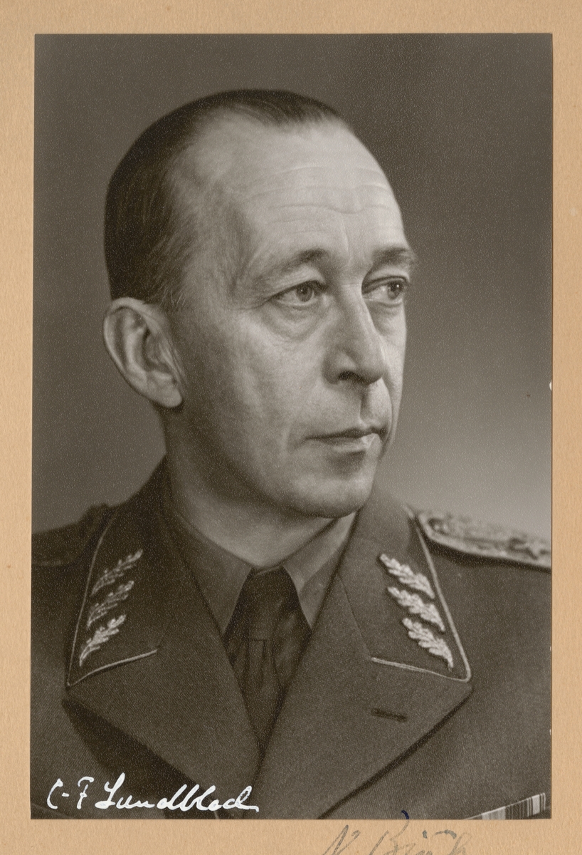 Porträtt av generalmajor Nils Björk.