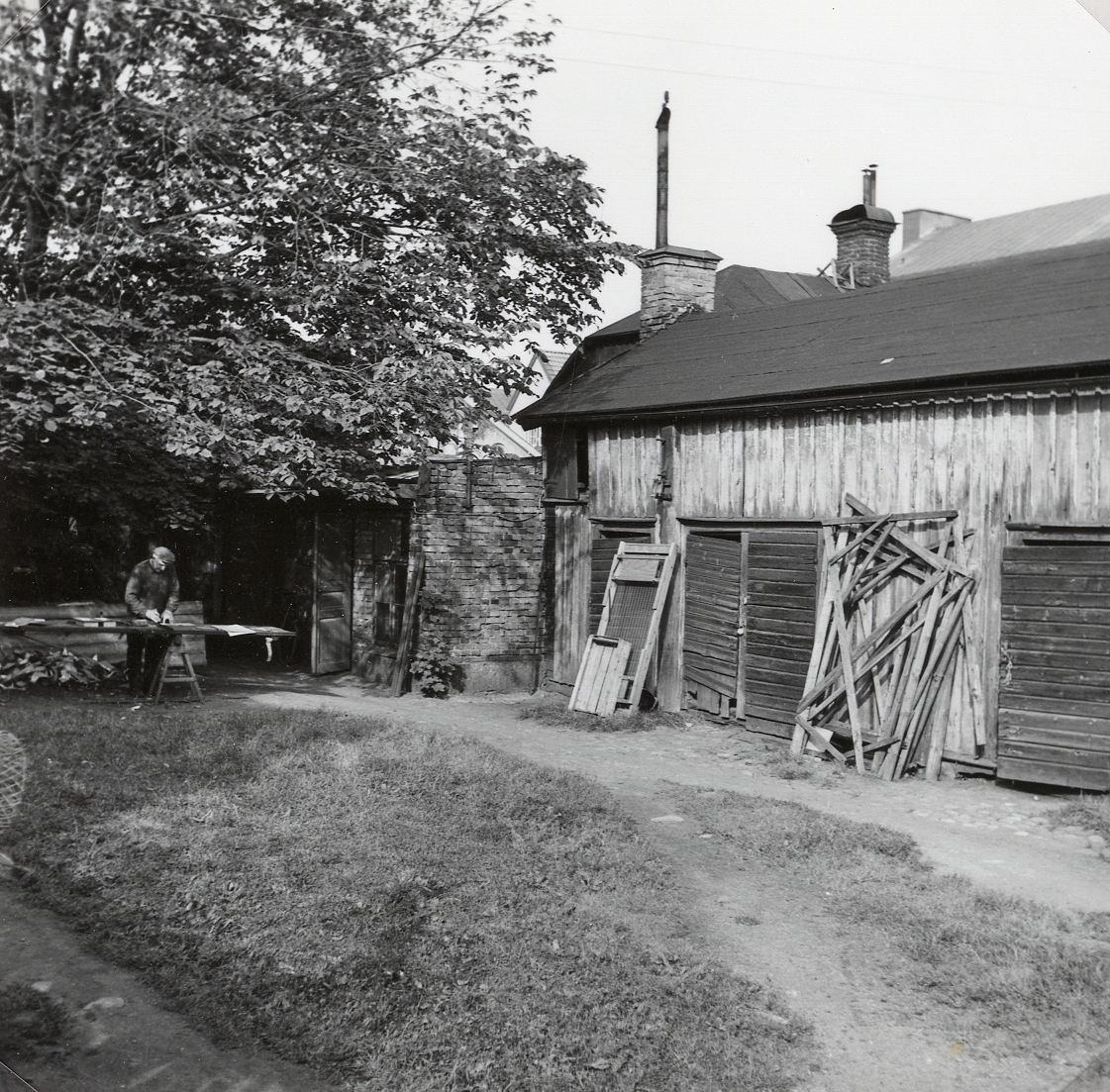 A.G. Karlsson på sin gård, Båtsmansbacken, 1940-tal.