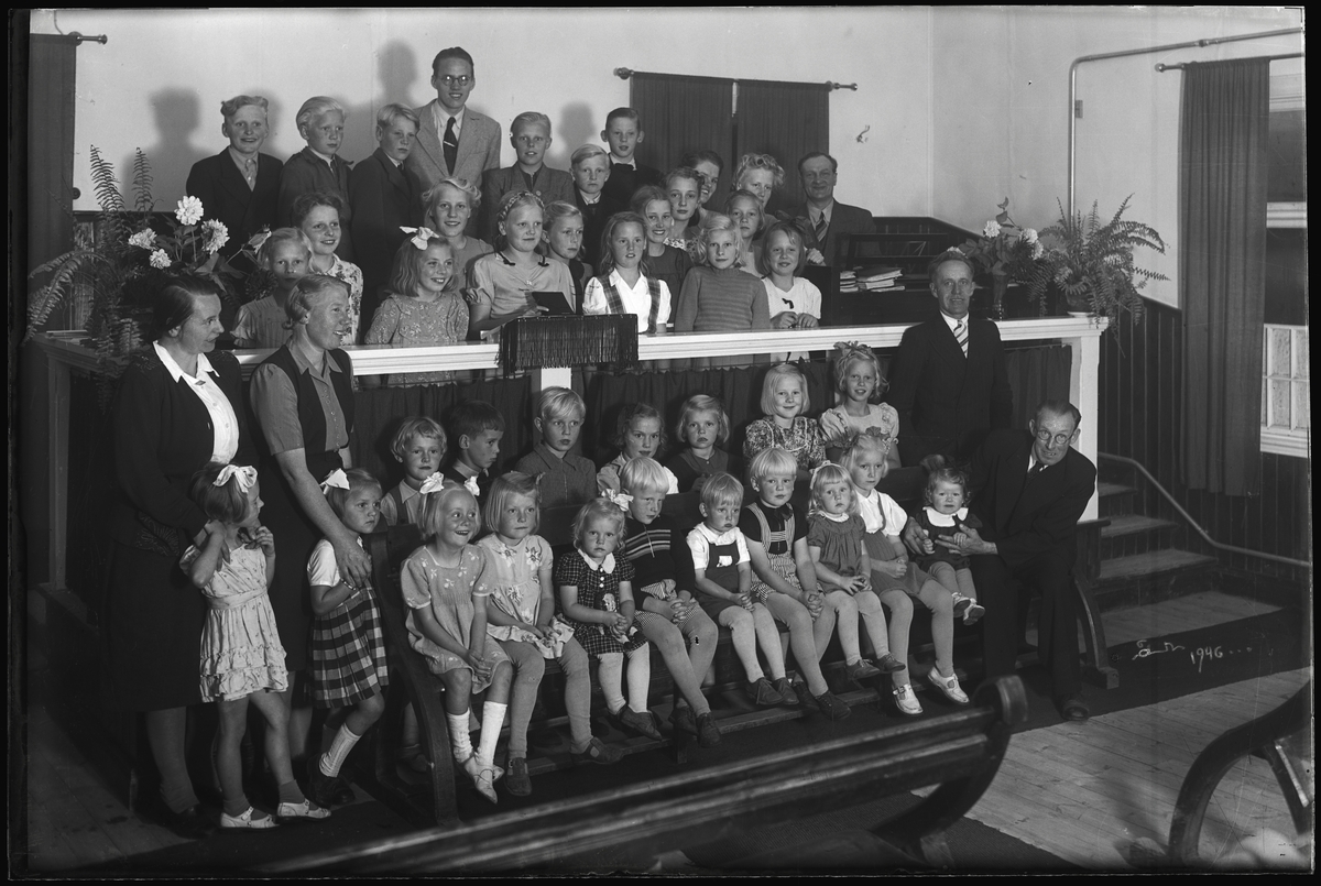 Barnen samlade i Tidans missionshus