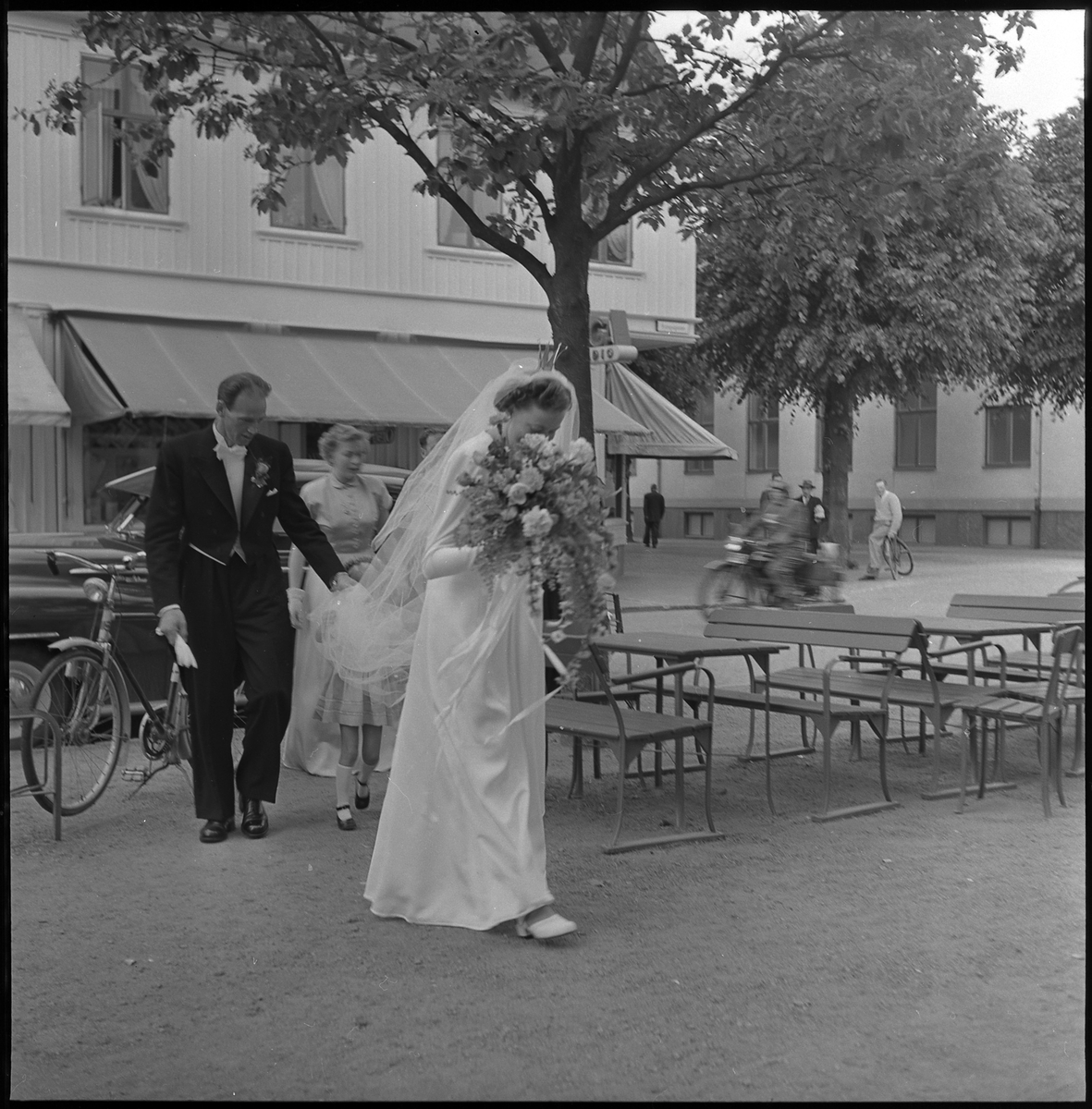 Kungsgatan, brudparet Maja Persson och Nils Andersson på väg till fotograf Sven Torin. Kv Järta 1. Fastigheten med ateljé är riven. Foto 1950