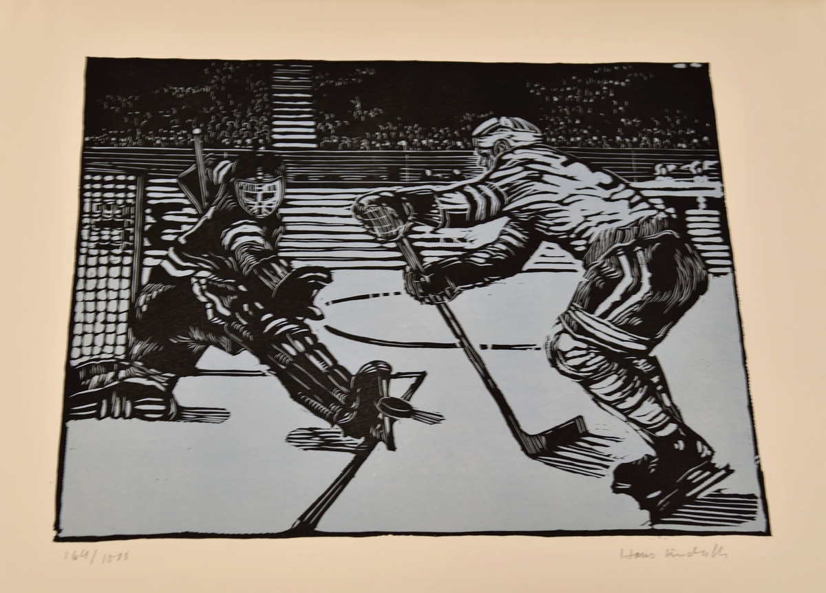 Tryck som avbildar två ishockeyspelare. En av spelarna skjuter en puck mot mål. Målvakten sträcker sig för att rädda pucken från att åka in i mål.