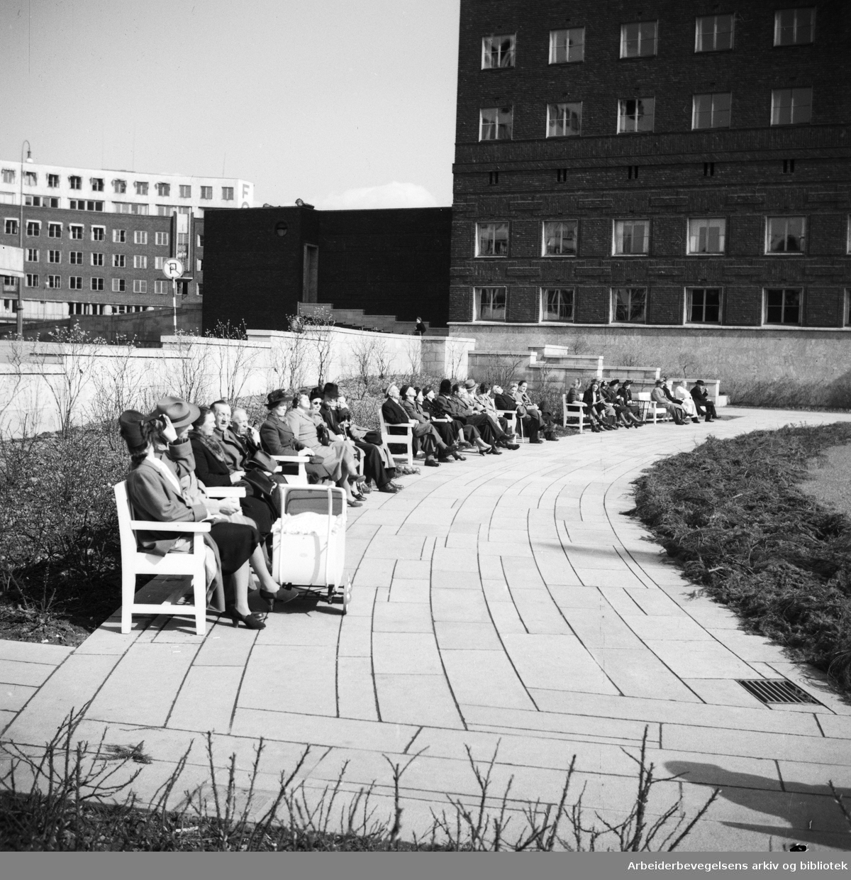 Vårstemning. Oslo Rådhus. Kronprinsesse Märthas plass. Rådhushagen. Deler av Borggården og Fridtjof Nansens plass. Ingen øvrige oppl. Antatt 1945 - 1950.