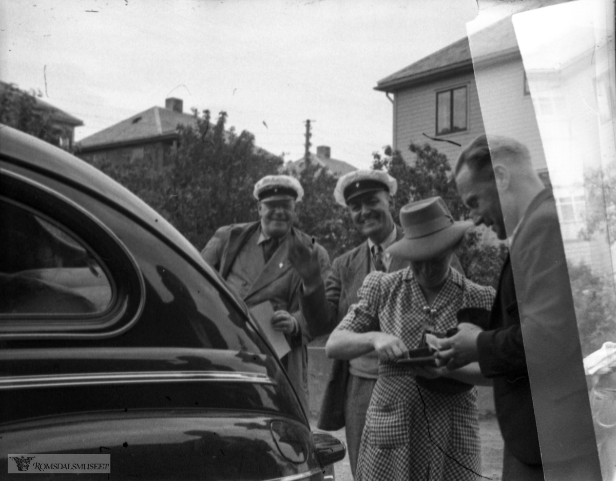 .Trolig besøk av et kor fra Sunnmøre som reiser videre til Kristiansund..Bakparten av amerikansk Ford 1946-47-modell.