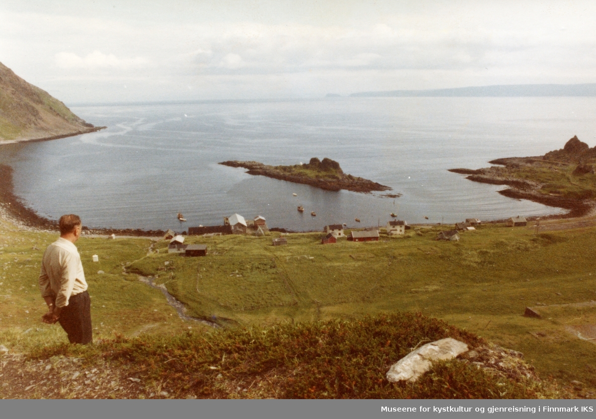Panoramabilde av Kjelvik med "Kjelen". Kanskje august 1983.
