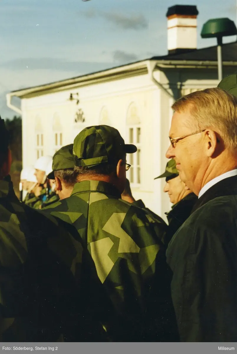 General Johan Hedestedt, överbefälhavare inspekterar Ing 2, ryggen mot kameran.