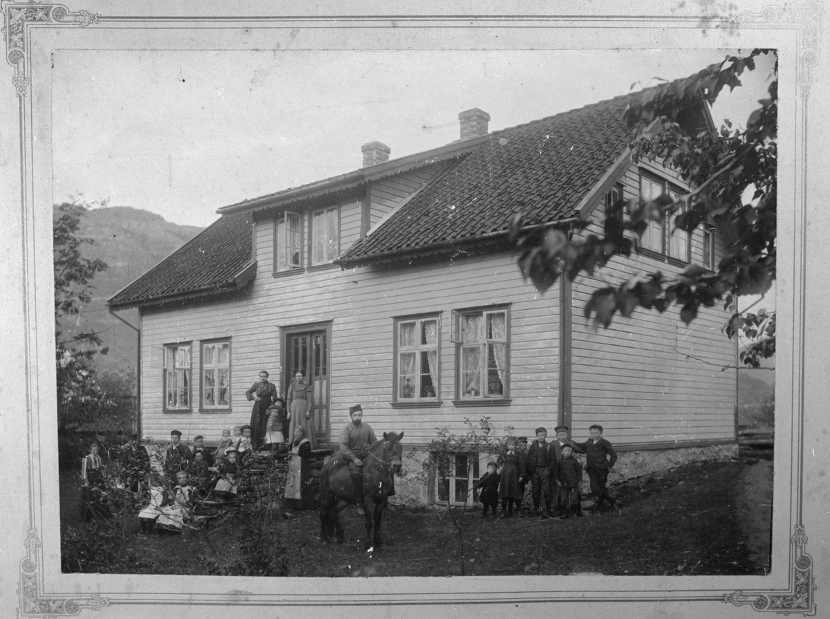 Det gamle kommunehuset ved Ølsjøen, ca. 1910-1915. Guten heilt til høgre med skyggelue er Toralf Ekrheim.