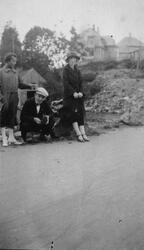 Ungdommar på tur til Stord, ca. 1930. Frå venstre: ukjend, E