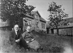 Tunet på garden Eikås i Bjoa, ca. 1925. Lars og Anna Eikås i