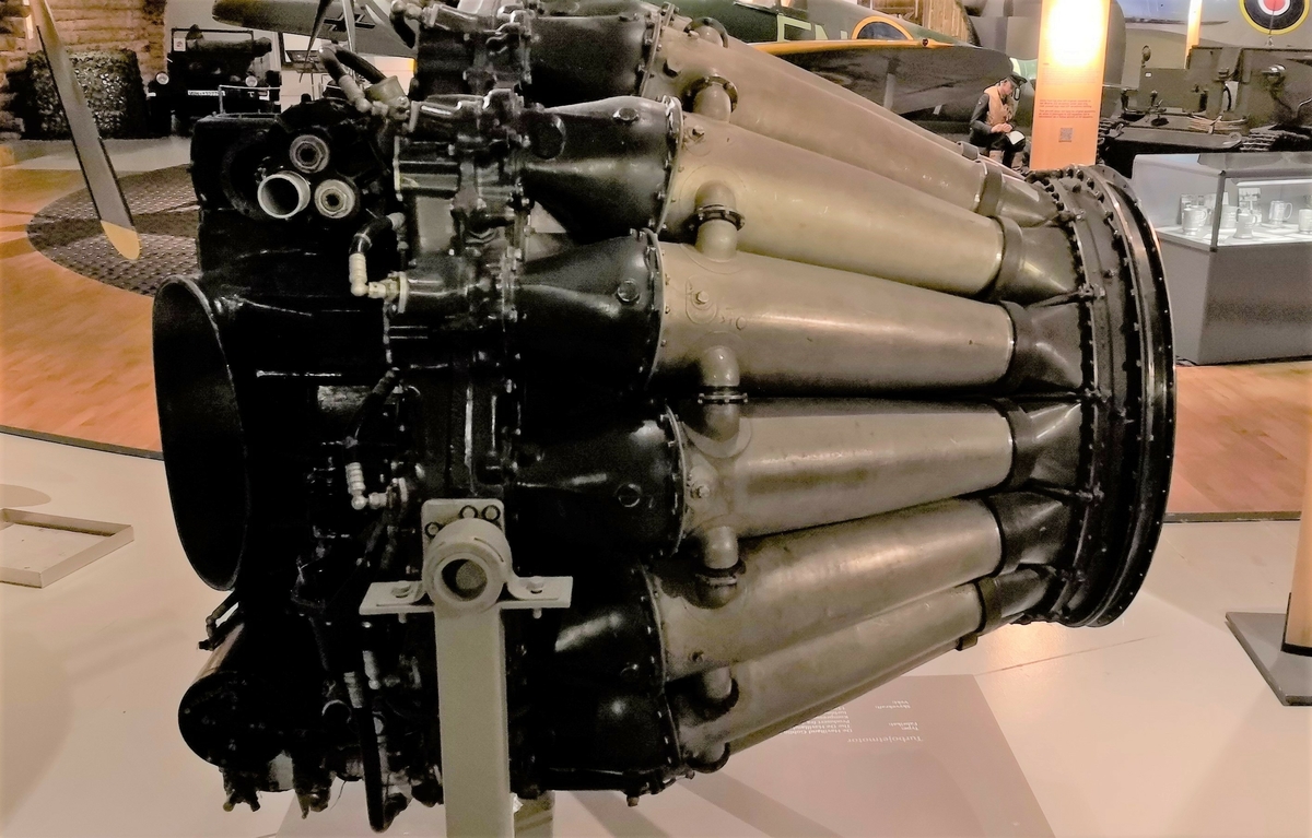 Entrinns turbojetmotor som gir 1500kg skyvekraft ved 10200 omdr/min.