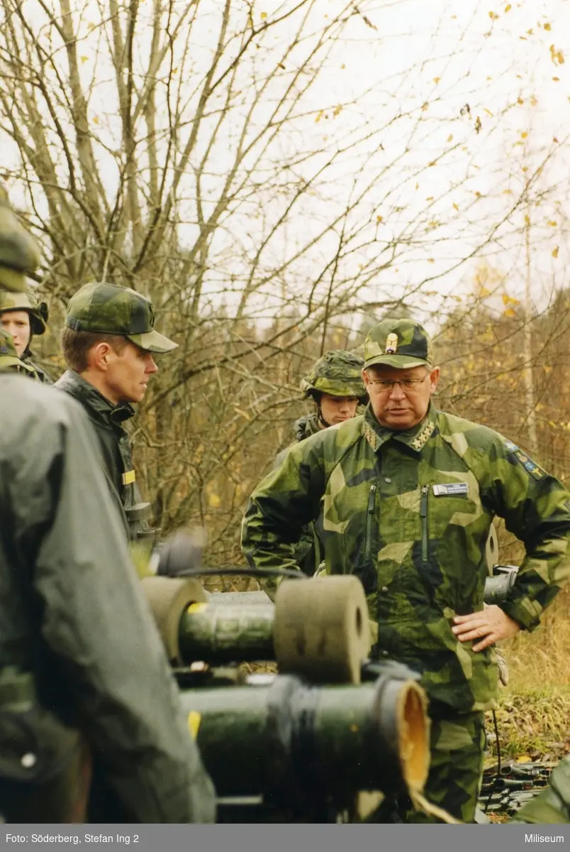 General Johan Hedestedt, överbefälhavare, till vänster kapten Stefan Karlsson, Ing 2, chef pansarvärnsrobot plutonen. Pansarvärnsrobot "Bill".
