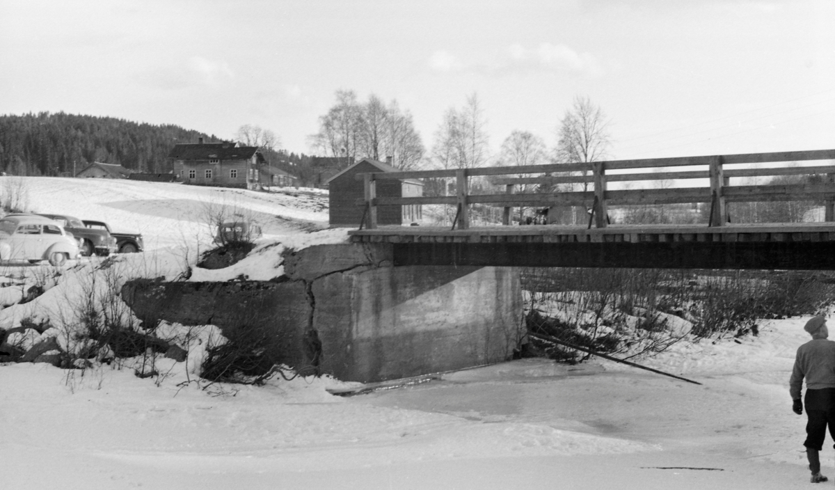 Befaring ved Bergstu bru ved elva Tannåa, Bergstua i Nord-Odal, Hedmark. Sprukket brukar. Snødekt landskap.