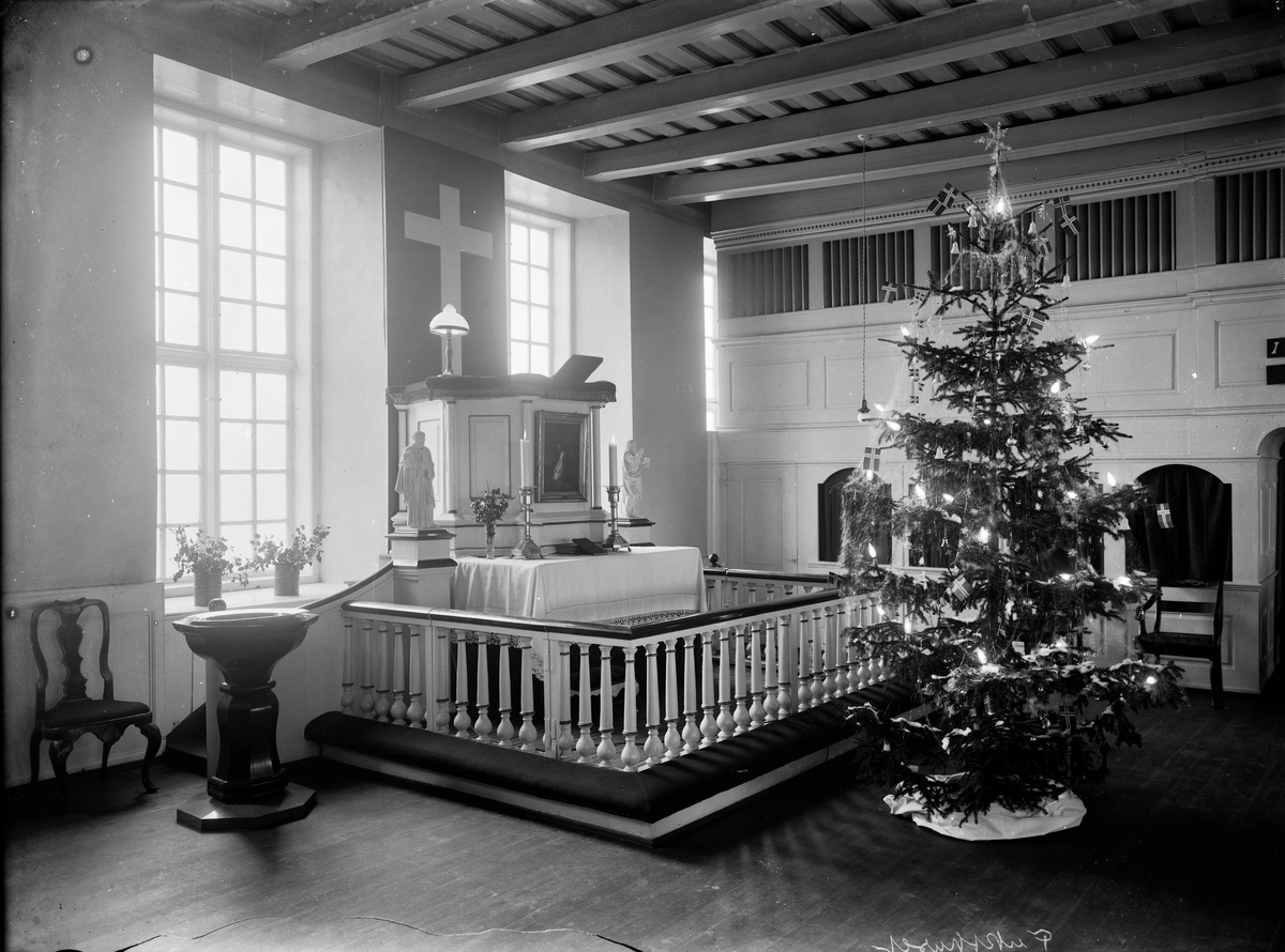 Tukthuset i Storgata i Oslo. Juletre i kapellet.