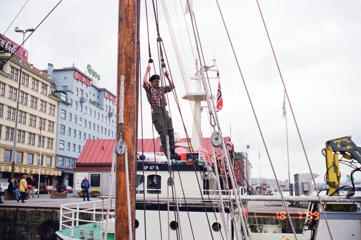 Mann oppe i riggen til nordlandsbåten "Einar".