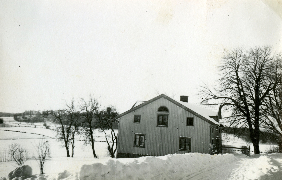 Vintertid vid Livered 1:15 "Majas" cirka 1930. Vägen framför är nuvarande Stretedsvägen. Huset har idag (2021) adress Streteredsvägen 36.