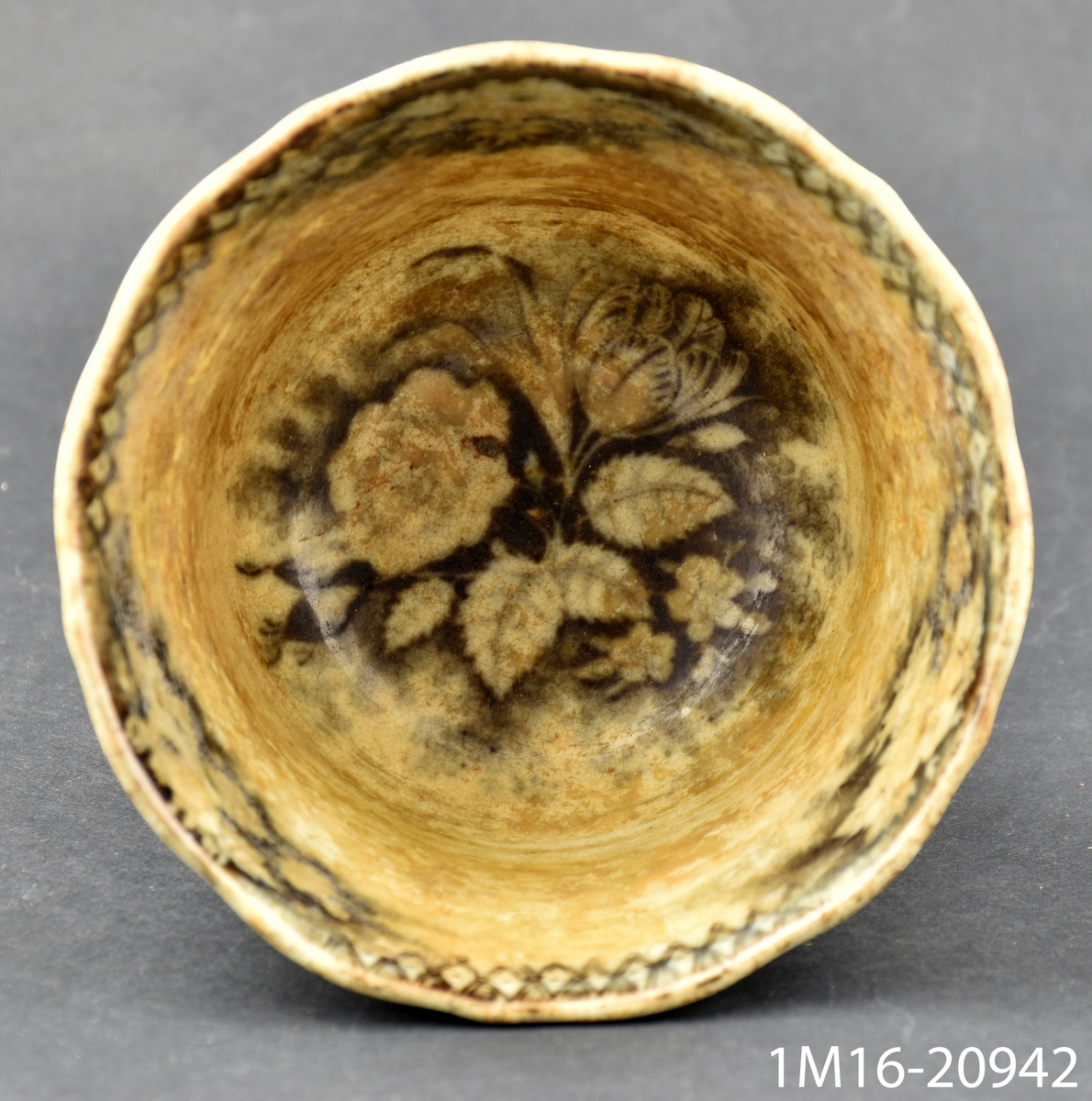 Tekopp, med tryckta blommor i brunt