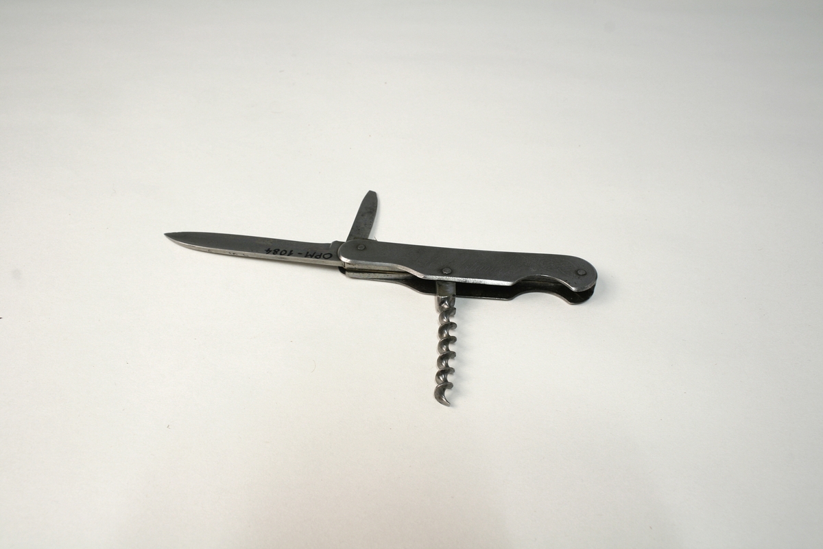 Lommekniv med to knivblad og korktrekker. Dekorert med viking/drage motiv